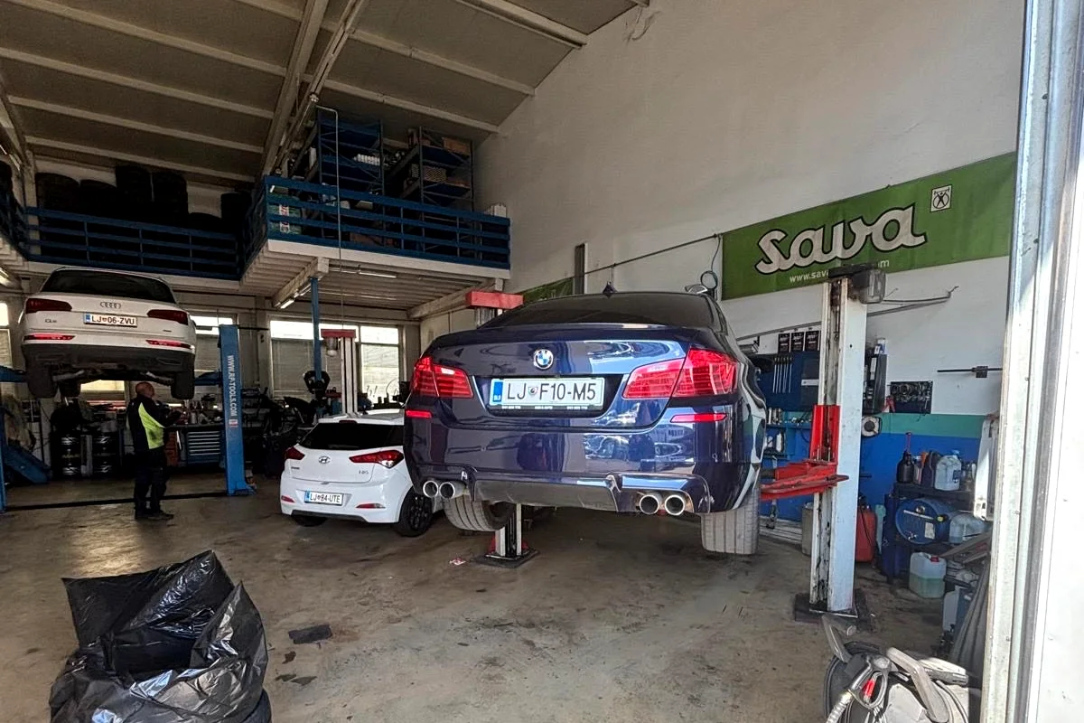 Športna limuzina na dvigalu v delavnici Klančar