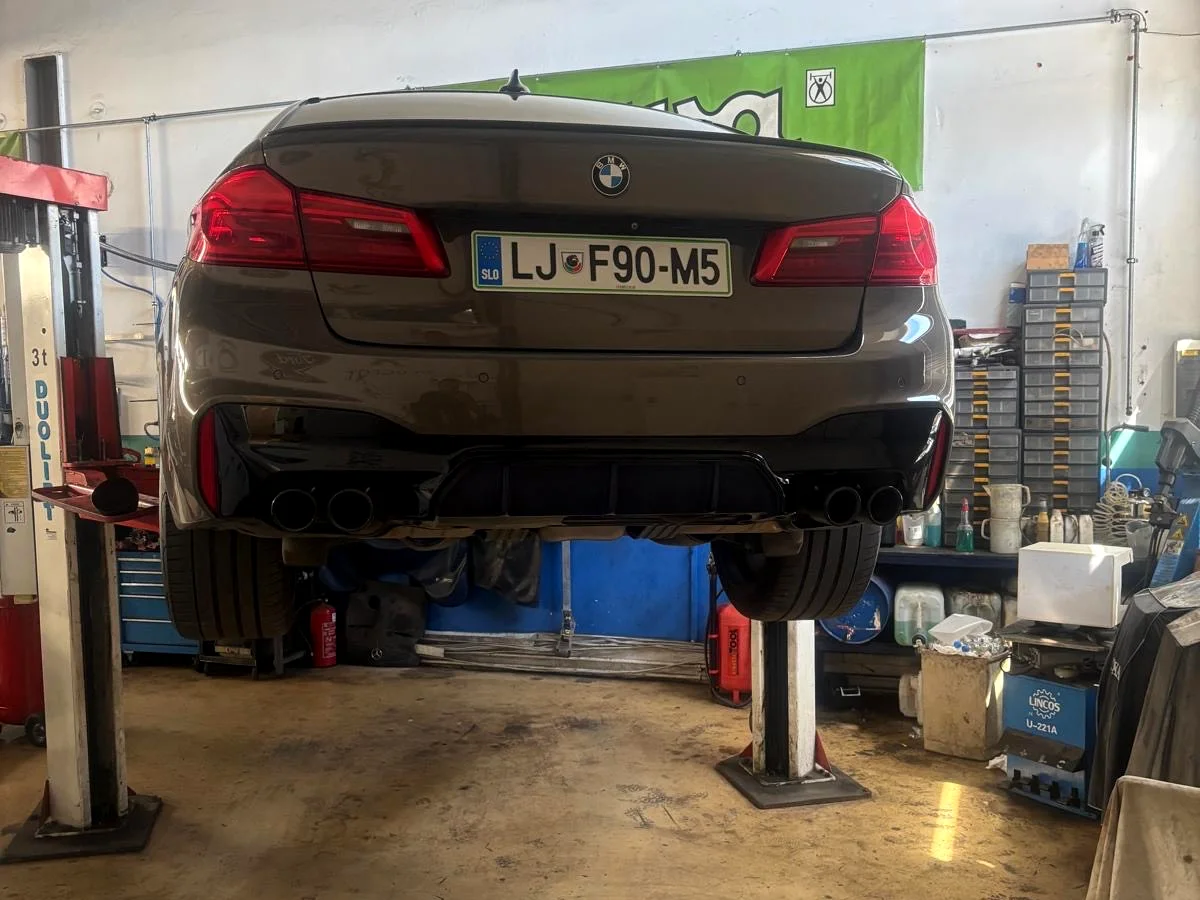 Športna limuzina na dvigalu