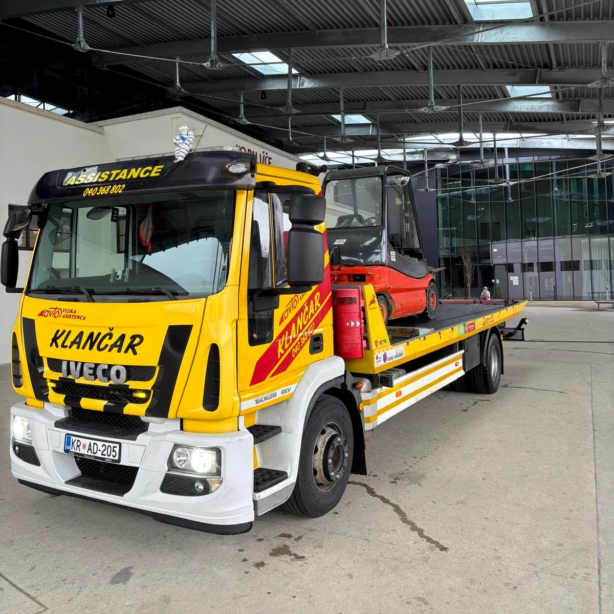 Vlečno vozilo Iveco Eurocargo 160E28 z viličarjem